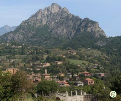 montagna con alla base un paese del cilento